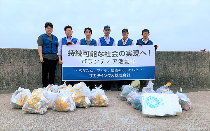 Participation in beach cleanup activities by the Kanagawa Coastal Environmental Foundation (Japan)