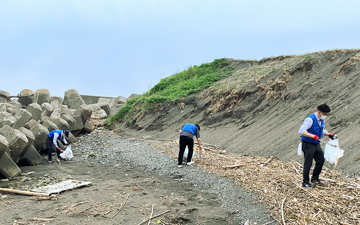Participation in beach cleanup activities by the Kanagawa Coastal Environmental Foundation (Japan)