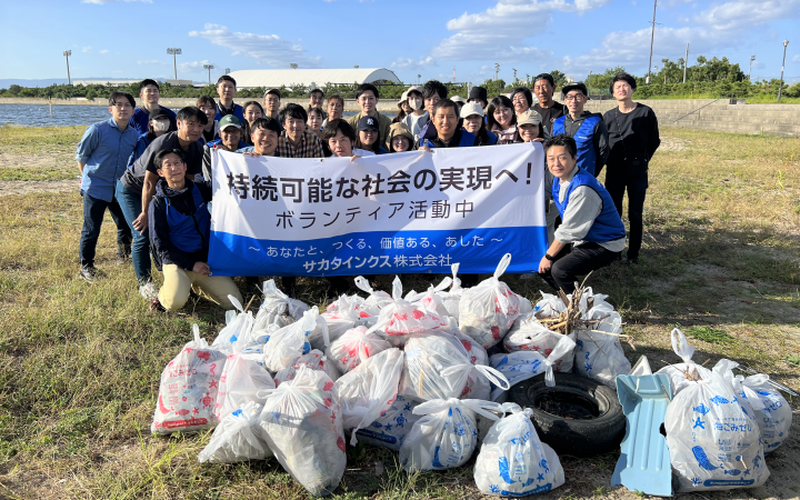 大阪府堺市の海岸での清掃活動