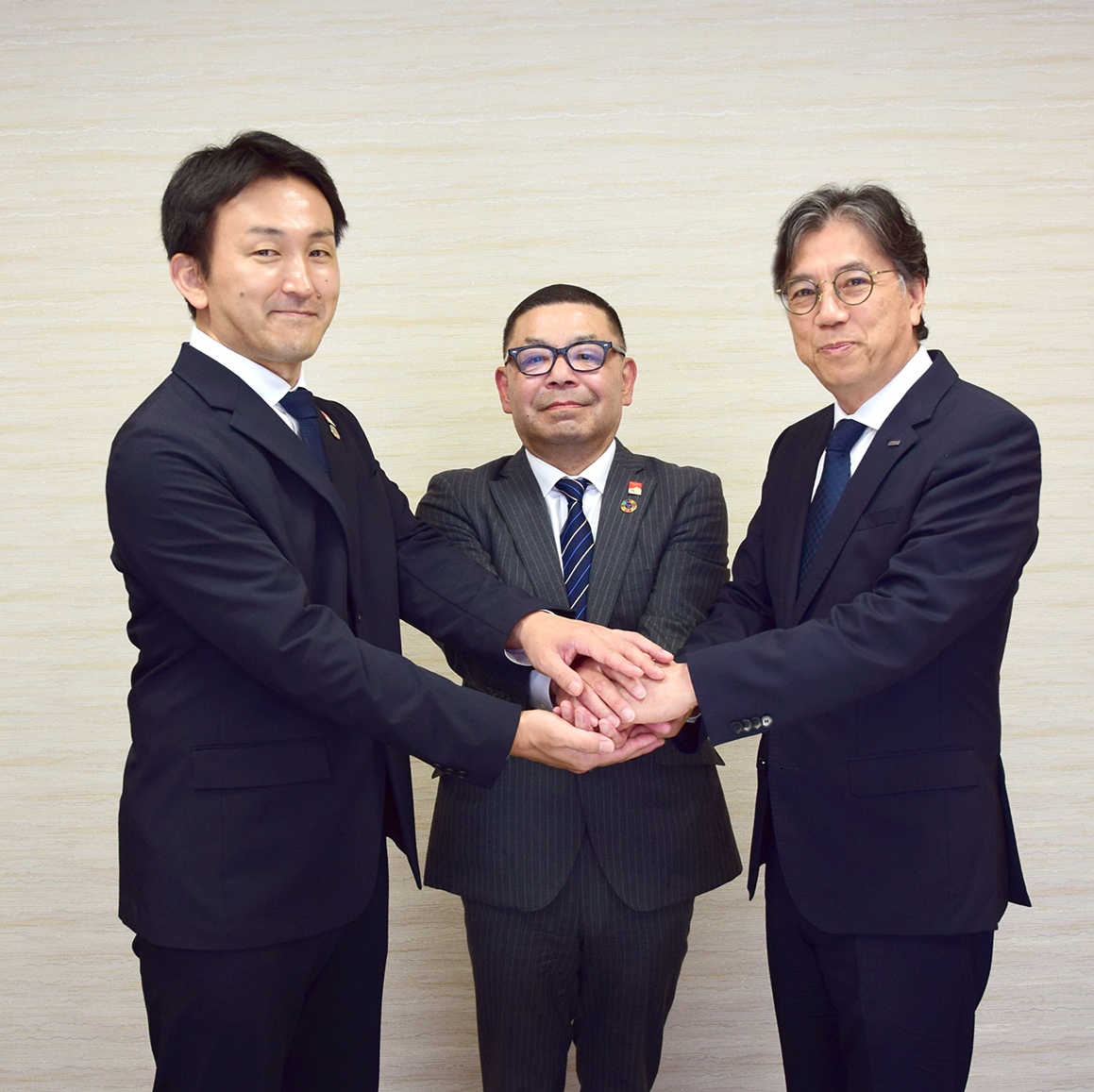 両社代表者による記念撮影